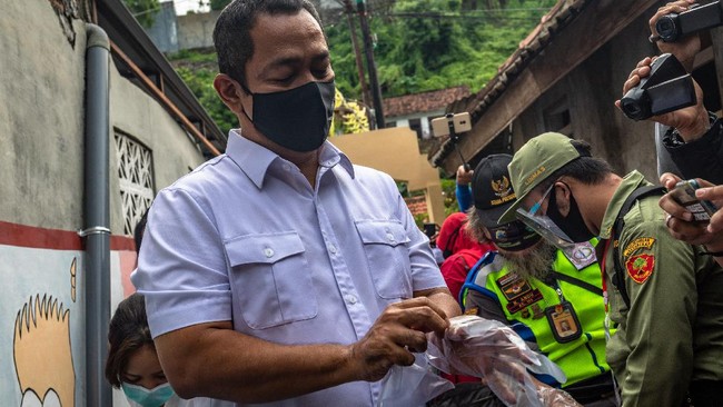 Wali Kota Semarang memodifikasi Jateng di Rumah Aja dengan membuka kesempatan toko logistik-kebutuhan pokok, dan sarana olahraga tetap buka di akhir pekan.