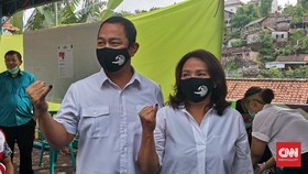 Pakai Kemeja Putih, Cawalkot Semarang Coblos Bareng Keluarga