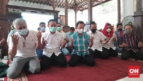 Unggul Lawan Kotak Kosong di Hitung Cepat, Hendi Sujud Syukur