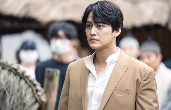 Drakor Tale of the Nine Tailed ini mengisahkan tentang seorang gumiho laku-laki (rubah berekor sembilan) bernama Lee Yeon yang diperankan oleh Lee Dong Wook. Sementara itu, Kim Bum berperan sebagai Lee Rang yang merupakan saudara tiri dari Yi Yeon. (Instagram.com/kkbyss)