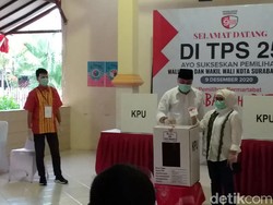 Nyoblos Bareng Istri di TPS 25, Eri Cahyadi Yakin Jadi Wali Kota Surabaya
