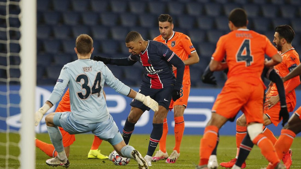 FOTO: Detik-detik PSG vs Istanbul Basaksehir Mogok Main
