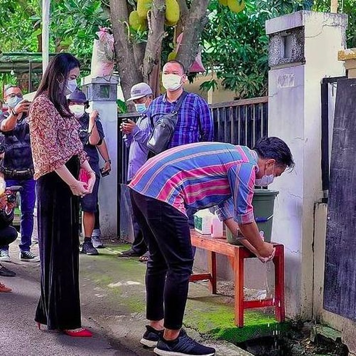 <p>Tetap mematuhi protokol kesehatan, Selvi Ananda juga mengenakan masker dan mencuci tangan sebelum mencoblos. (Foto: Instagram @oragibranora)</p>