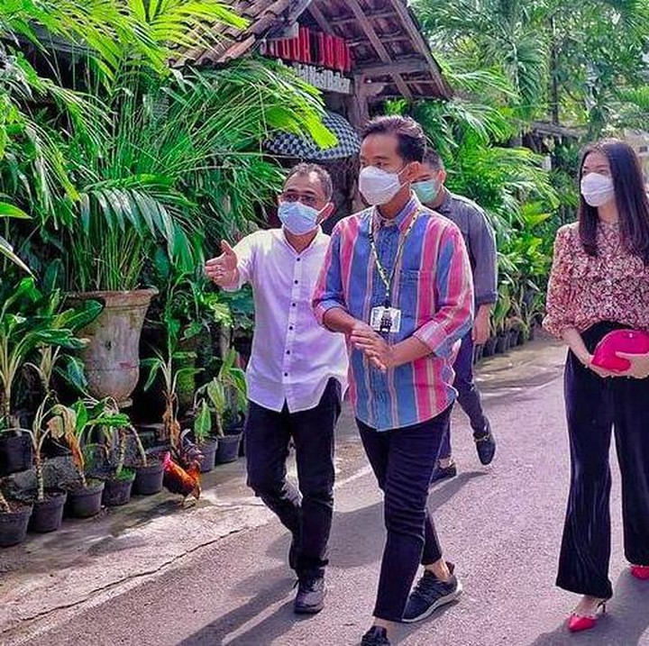 <p>Tak ketinggalan, Selvi Ananda juga menenteng pouch kecil berwarna merah, matching dengan warna sepatu heels-nya. (Foto: Instagram @oragibranora)</p>