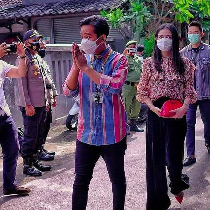 <p>Gaya Selvi Ananda saat nyoblos terlihat simpel tapi tetap mencuri perhatian, Bunda. Ia memakai kemeja motif dipadukan dengan celana highwaist. (Foto: Instagram @oragibranora)</p>