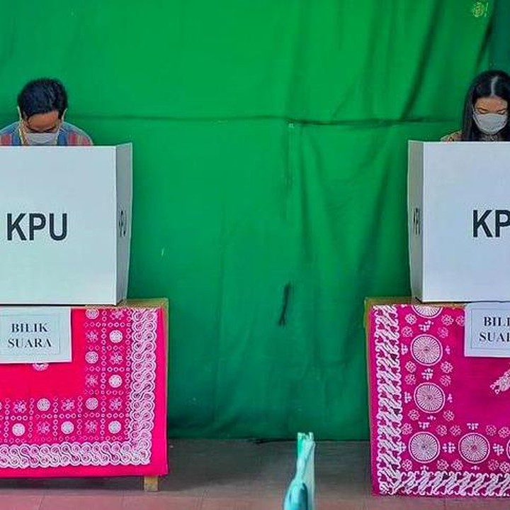 <p>Diketahui, Gibran Rakabuming dan Selvi Ananda menggunakan hak pilihnya di TPS Manahan, Solo. (Foto: Instagram @oragibranora)</p>