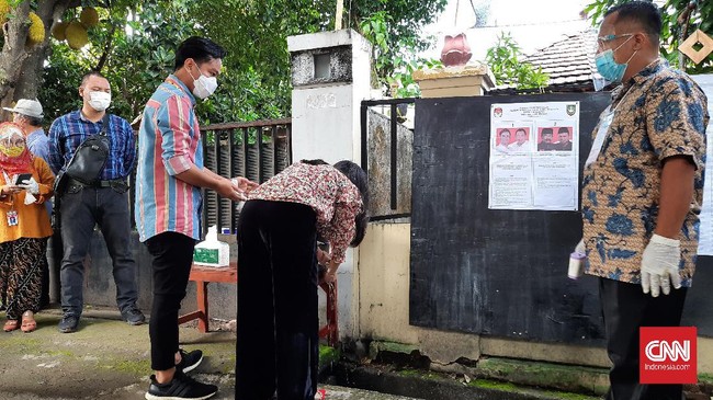 Cawalkot Solo Gibran Rakabuming Raka mengaku mendapat telepon dari ayahnya yang juga Presiden RI, Joko Widodo, sebelum menggunakan hak suara pada Rabu pagi.