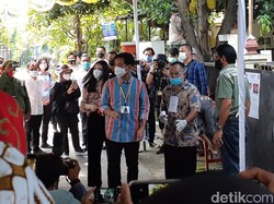 Datang Bersama Selvi-Kaesang, Gibran Nyoblos di TPS Manahan Solo