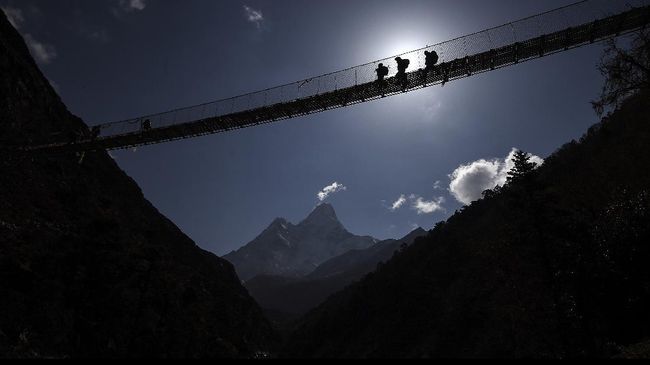 Jadi saat ini Gunung Everest sekitar satu meter lebih tinggi dari perhitungan yang diakui sebelumnya.