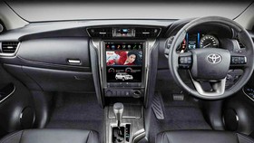 Modifikasi Head Unit Fortuner-Pajero Sport Mirip Tesla