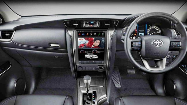 Pemilik Toyota Fortuner dan Mitsubishi Pajero Sport kini bisa mengikuti tren Tesla menggunakan head unit layar sentuh ukuran 12,1 inci.