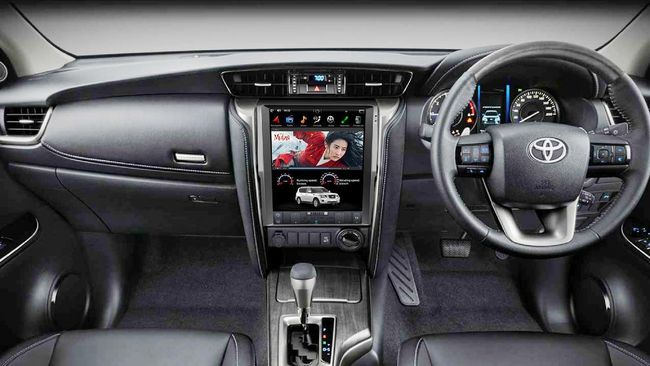 Modifikasi Head Unit Fortuner-Pajero Sport Mirip Tesla Pemilik Toyota Fortuner dan Mitsubishi Pajero Sport kini bisa mengikuti tren Tesla menggunakan head unit layar sentuh ukuran 12,1 inci.