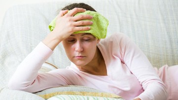 Kompres jadi salah satu cara alami menurunkan suhu tubuh saat demam. Namun, mana yang benar? Kompres hangat atau dingin?