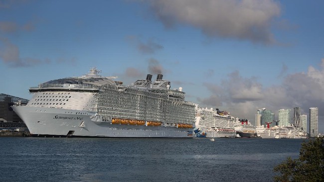 Seorang penumpang kapal pesiar Royal Caribbean dinyatakan positif Covid-19. Kejadian itu membuat kapal harus kembali ke Singapura lebih awal.