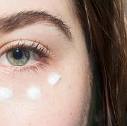 Kapan Harus Mulai Menggunakan Eye Cream? Cari Tahu Jawabannya Disini!