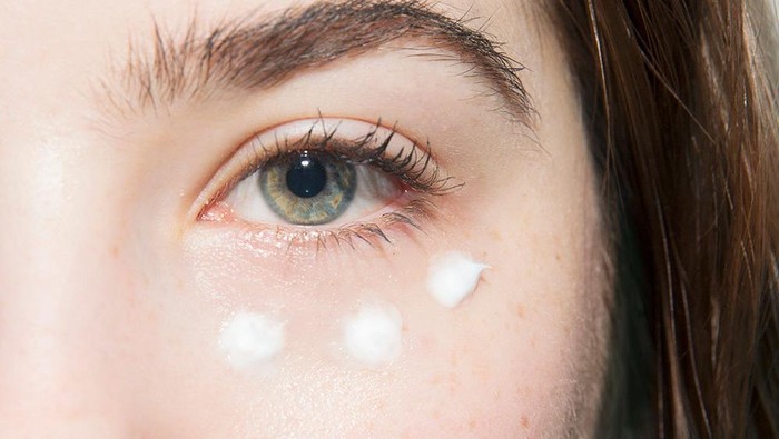 Kapan Harus Mulai Menggunakan Eye Cream? Cari Tahu Jawabannya Disini!