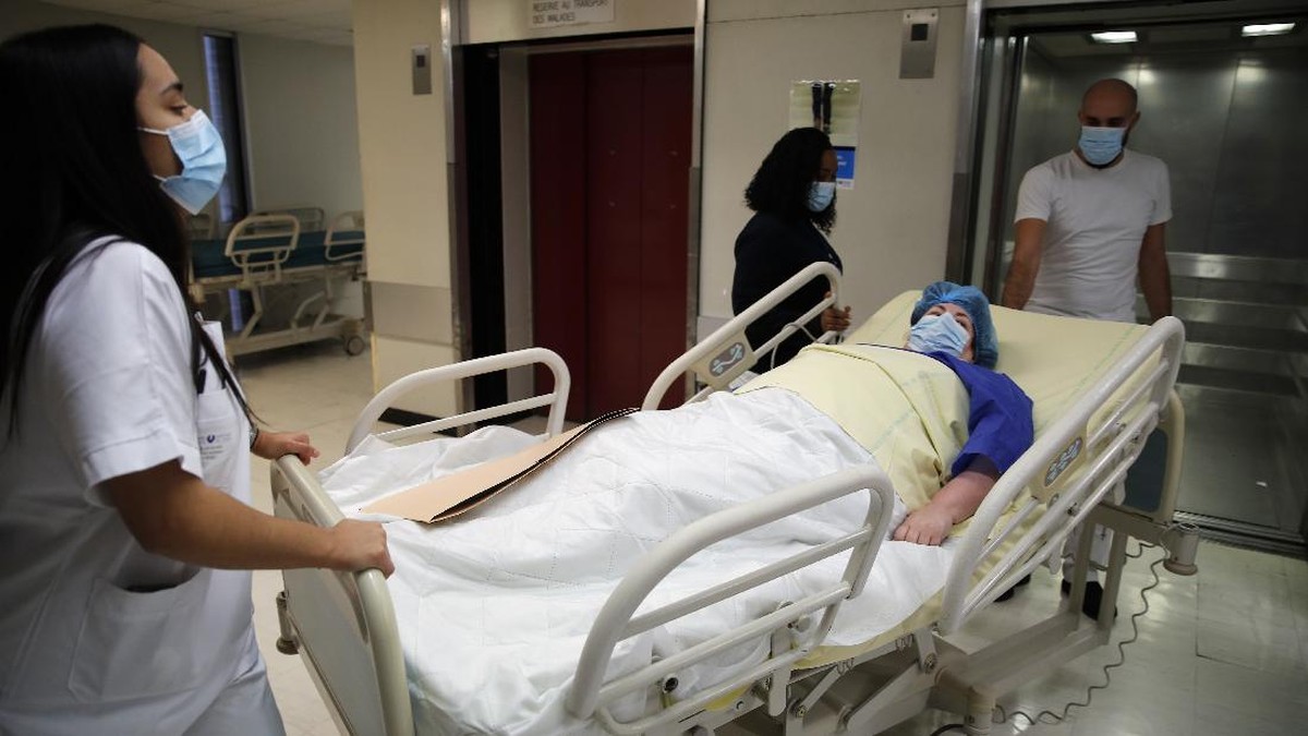 FOTO: Momen Ruang Bedah di Paris Kembali Beroperasi