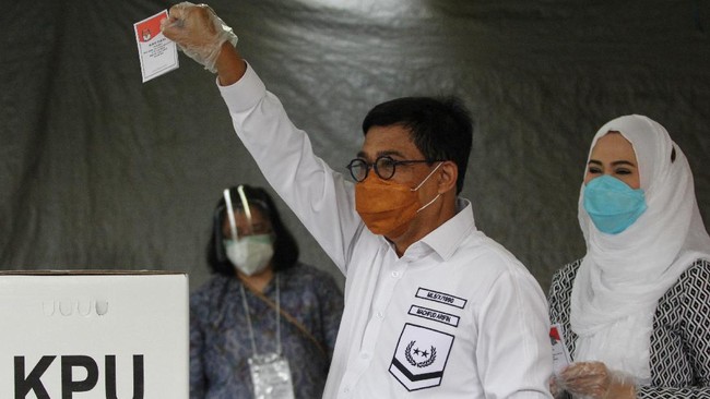 Cawalkot Surabaya Eri Cahyadi unggul jauh di TPS yang menjadi tempat mencoblos kompetitornya, Machfud Arifin.