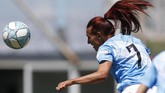 FOTO: Aksi Mara Gomez, Pesepakbola Transgender di Argentina Mara Gomez menjadi wanita transgender pertama yang bermain di liga sepak bola profesional Argentina setelah melakoni debut bersama Villa San Carlos.