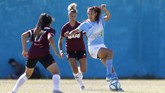 FOTO: Aksi Mara Gomez, Pesepakbola Transgender di Argentina Mara Gomez menjadi wanita transgender pertama yang bermain di liga sepak bola profesional Argentina setelah melakoni debut bersama Villa San Carlos.