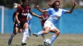 FOTO: Aksi Mara Gomez, Pesepakbola Transgender di Argentina Mara Gomez menjadi wanita transgender pertama yang bermain di liga sepak bola profesional Argentina setelah melakoni debut bersama Villa San Carlos.