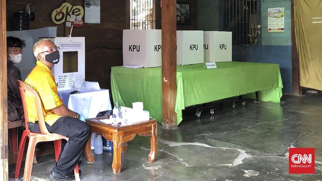 Pilwalkot Depok masih diwarnai pelanggaran protokol kesehatan pencegahan virus corona oleh petugas di sejumlah TPS.