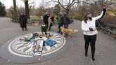 FOTO: Mengenang 40 Tahun Kematian Lennon di Strawberry Fields Tepat 8 Desember 40 tahun silam, mantan personel The Beatles John Lennon meninggal ditembak Mark Chapman di Manhattan, New York.