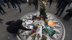 FOTO: Mengenang 40 Tahun Kematian Lennon di Strawberry Fields