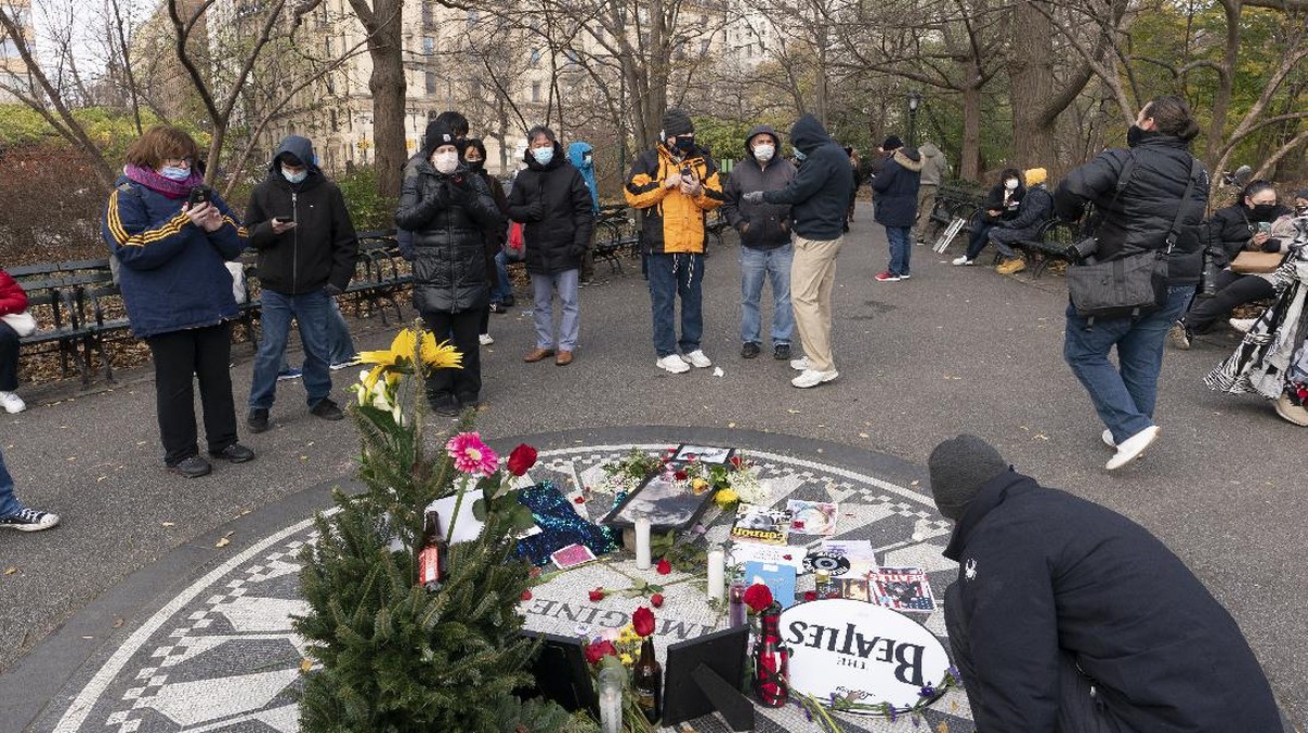 FOTO: Mengenang 40 Tahun Kematian Lennon di Strawberry Fields