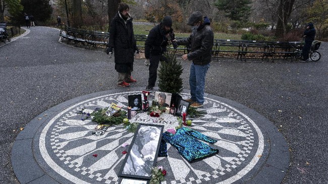 FOTO: Mengenang 40 Tahun Kematian Lennon di Strawberry Fields