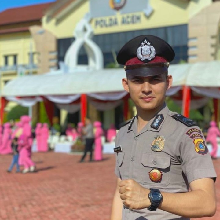 <p>Akbar merupakan polisi asal Banda Aceh yang sekarang bertugas di Sudan. Nah, di sana, Akbar mengajari anak-anak mengaji lho. (Foto: Instagram @nabhaniakbar439) </p>