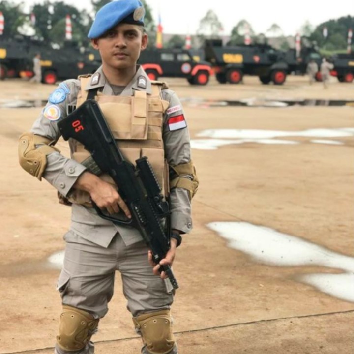 <p>Selain bertugas sebagai pasukan pengaman PBB, polisi ganteng ini juga nampak sering berbaur dengan anak-anak kecil di sekitar tempatnya bertugas. (Foto: Instagram @nabhaniakbar439)</p>