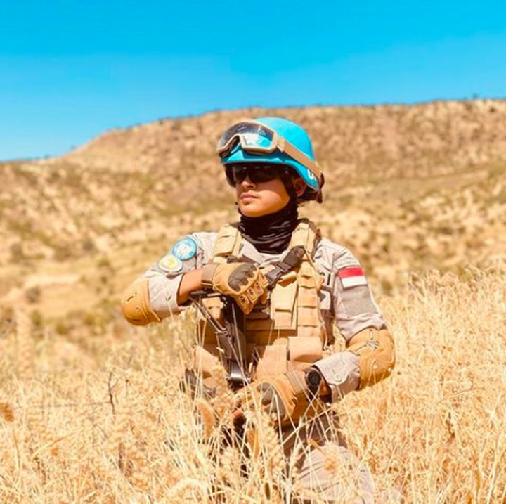 <p>Akbar juga sering membagikan foto-fotonya bertugas di tengah padang ilalang. Semakin menambah wibawanya sebagai polisi. (Foto: Instagram @nabhaniakbar439) </p>
