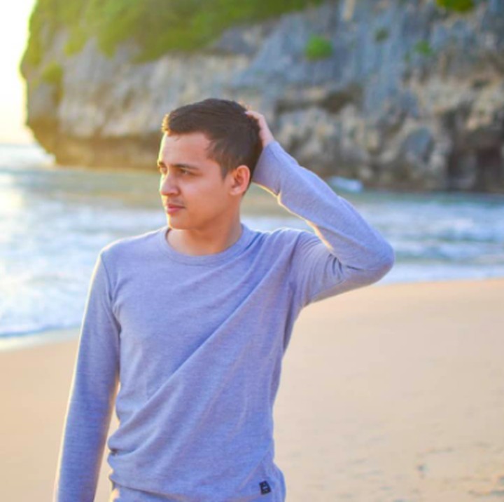 <p>Bunda, sudah tahu sosok Nabhani Akbar? Polisi ganteng berpangkat briptu ini menghebohkan media sosial karena aksinya lho. (Foto: Instagram @nabhaniakbar439) </p>