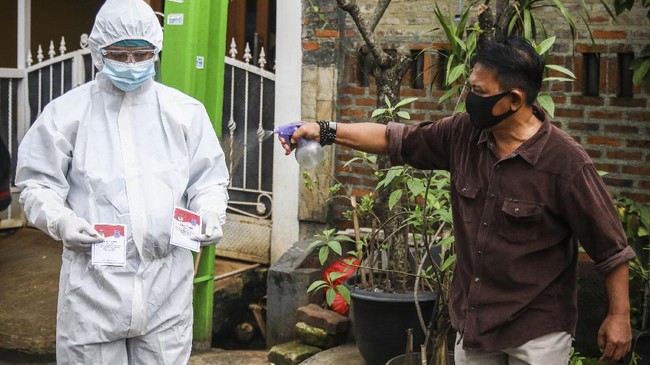 Sejumlah warga Tangsel membagikan pengalamannya menggunakan hak suara di TPS Pilkada 2020 yang dilaksanakan dengan protokol kesehatan ketat mencegah Covid-19.