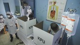 FOTO: Menjaga Partisipasi Pilkada 2020 di Tengah Pandemi Di tengah pandemi corona yang belum juga mereda, sejumlah penyesuaian pun dilakukan agar Pilkada 2020 terlaksana dengan tingkat partisipasi tinggi.