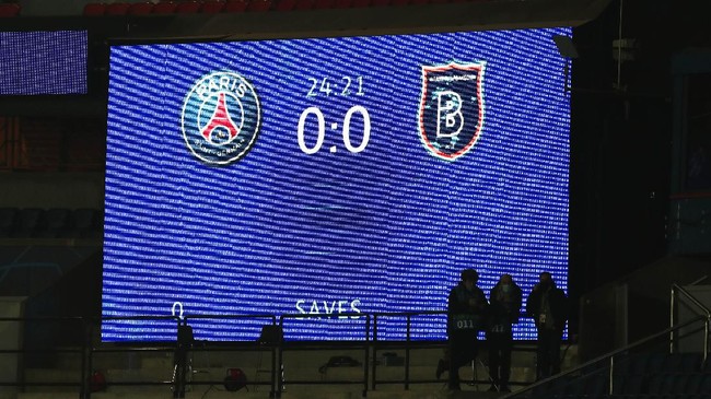 UEFA telah memutuskan tim wasit pertandingan PSG vs Istanbul Basaksehir diganti dan pertandingan akan dilanjutkan Kamis (10/12) pukul 00.55 WIB.