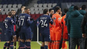 Wasit Berlaku Rasial, Pemain PSG dan Istanbul Mogok Main