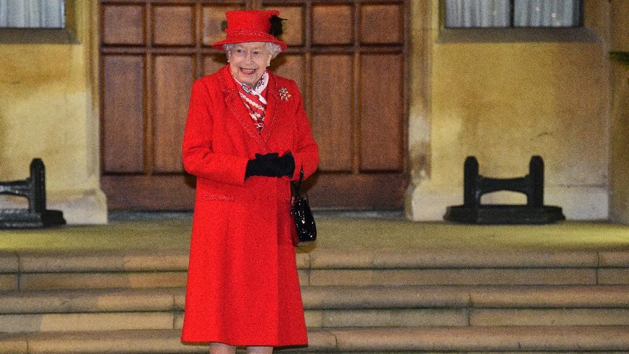 WINDSOR, ENGLAND - DECEMBER 08: Catherine, Duchess of Cambridge, Prince William, Duke of Cambridge, Queen Elizabeth II, Prince Charles, Prince of Wales and Camilla, Duchess of Cornwall thank volunteers and key workers at Windsor Castle on December 08, 2020 in Windsor, England. The Queen and members of the royal family gave thanks to local volunteers and key workers for their work in helping others during the coronavirus pandemic and over Christmas at Windsor Castle in what was also the final stop for the Duke and Duchess of Cambridge on their tour of England, Wales and Scotland. (Photo by Richard Pohle - WPA Pool/Getty Images)