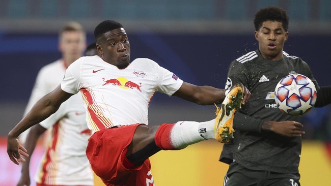 Manchester United tertinggal 0-2 dari RB Leipzig di babak pertama pada matchday terakhir Grup H Liga Champions.