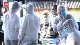 VIDEO: TPS Unik, Petugas TPS Berpakaian APD