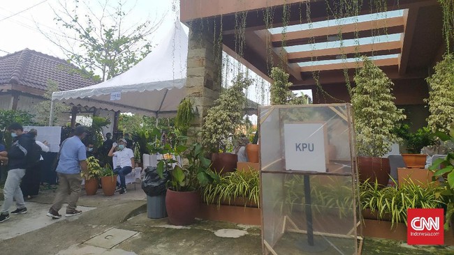 Tim Institut Pemerintah Dalam Negeri (IPDN) dari Kementerian Kemendagri memantau langsung proses Pilkada Medan, Rabu (9/12).