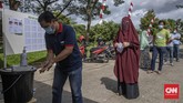 FOTO: Tema Kangen Sekolah di TPS Unik Pilkada Tangsel Untuk menarik perhatian pemilik suara, para petugas di TPS 49 Tangerang Selatan mengenakan berbagai seragam mulai dari seragam SD, SMP, hingga SMA.