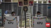 FOTO: Tema Kangen Sekolah di TPS Unik Pilkada Tangsel Untuk menarik perhatian pemilik suara, para petugas di TPS 49 Tangerang Selatan mengenakan berbagai seragam mulai dari seragam SD, SMP, hingga SMA.
