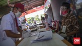 FOTO: Tema Kangen Sekolah di TPS Unik Pilkada Tangsel Untuk menarik perhatian pemilik suara, para petugas di TPS 49 Tangerang Selatan mengenakan berbagai seragam mulai dari seragam SD, SMP, hingga SMA.
