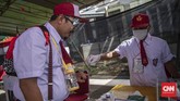 FOTO: Tema Kangen Sekolah di TPS Unik Pilkada Tangsel Untuk menarik perhatian pemilik suara, para petugas di TPS 49 Tangerang Selatan mengenakan berbagai seragam mulai dari seragam SD, SMP, hingga SMA.