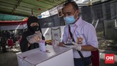 FOTO: Tema Kangen Sekolah di TPS Unik Pilkada Tangsel Untuk menarik perhatian pemilik suara, para petugas di TPS 49 Tangerang Selatan mengenakan berbagai seragam mulai dari seragam SD, SMP, hingga SMA.