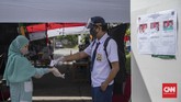 FOTO: Tema Kangen Sekolah di TPS Unik Pilkada Tangsel Untuk menarik perhatian pemilik suara, para petugas di TPS 49 Tangerang Selatan mengenakan berbagai seragam mulai dari seragam SD, SMP, hingga SMA.