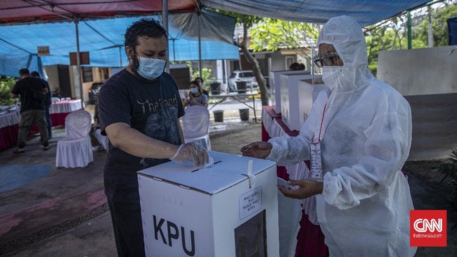 Survei SMRC menyatakan hanya sedikit warga yang tidak mencoblos karena takut tertular virus corona.