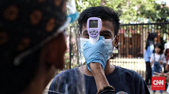Dokter menjawab soal keefektifan mengukur suhu tubuh di tangan dan di dahi yang ramai menjadi perbincangan di media sosial.